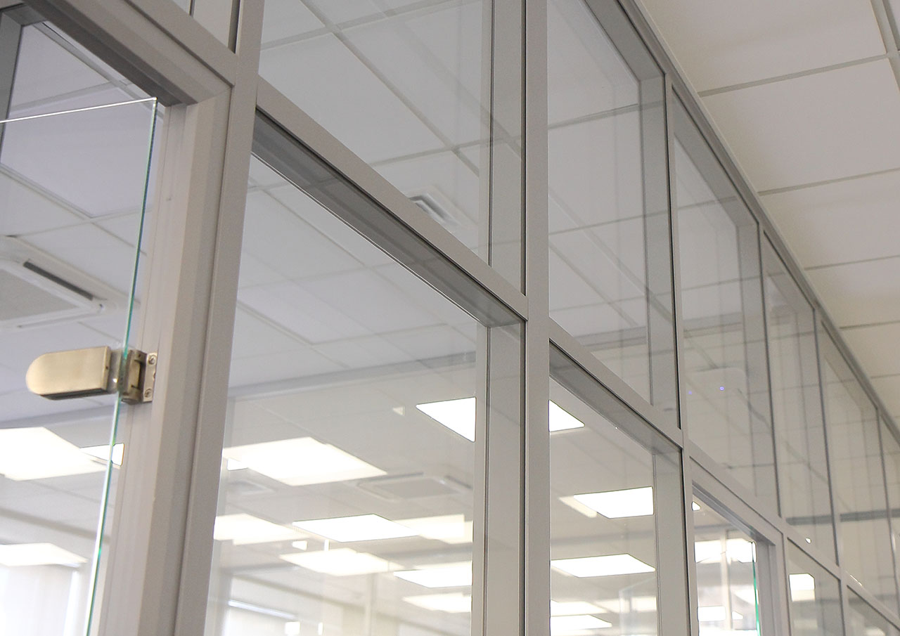 Стационарные офисные перегородки межкомнатные из стекла и ЛДСП от ...